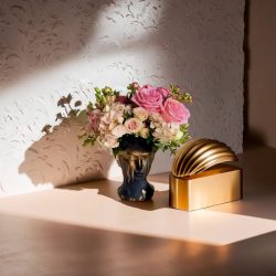 Aranjament floral în vază-statuie Venus