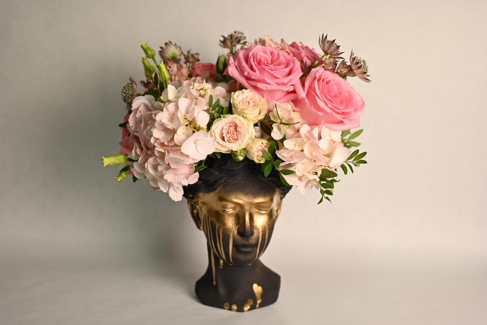 Aranjament floral în vază-statuie Venus - imagine 3