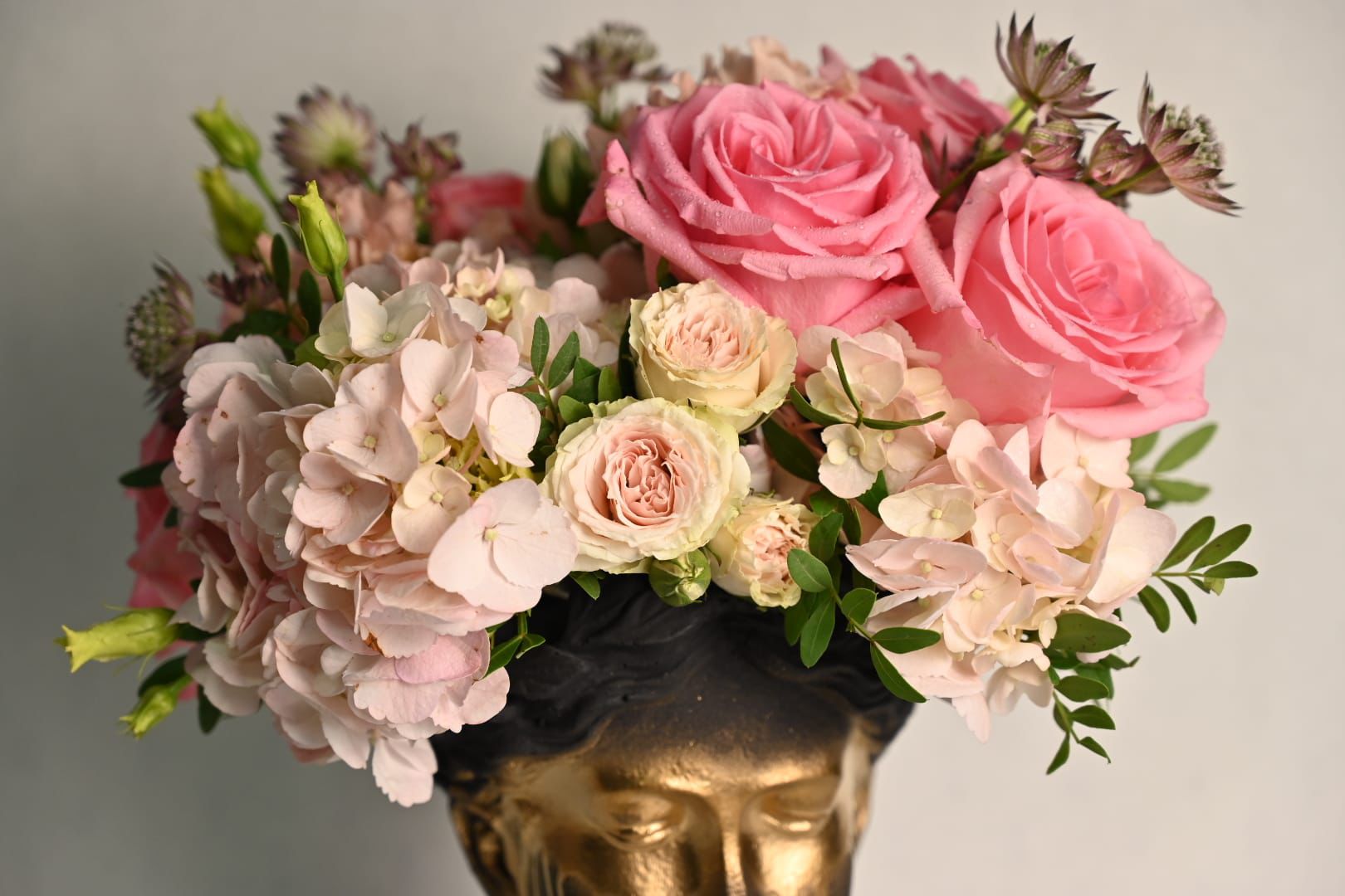 Aranjament floral în vază-statuie Venus - imagine 4