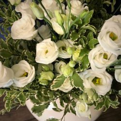 Buchet Iubire Pură cu 9 Lisianthus și crenguțe zâmbitoare