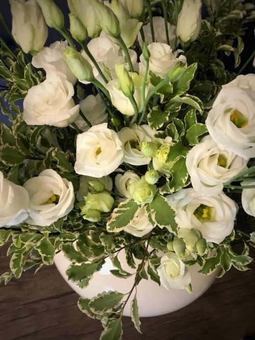 Buchet Iubire Pură cu 9 Lisianthus și crenguțe zâmbitoare